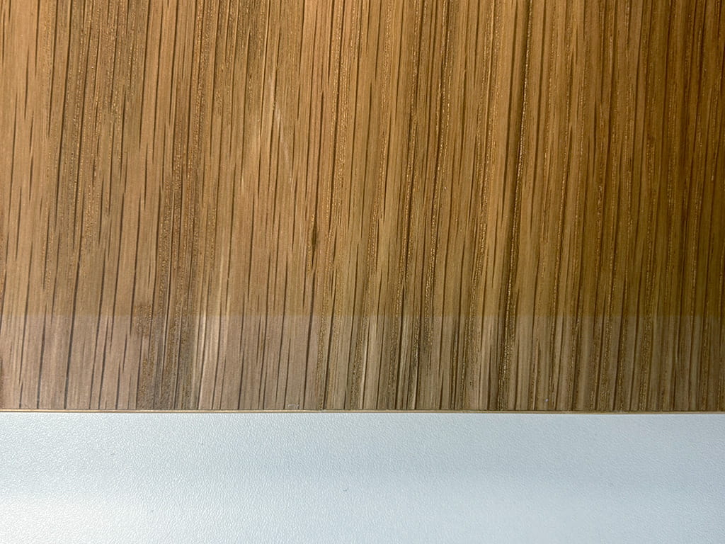 日焼けで下部が変色した木板