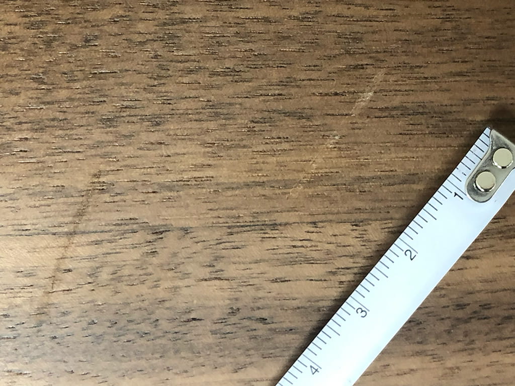 木板の表面にある2.5cmほどの傷